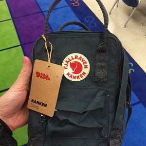 Fjallraven Sling-Navy in Color